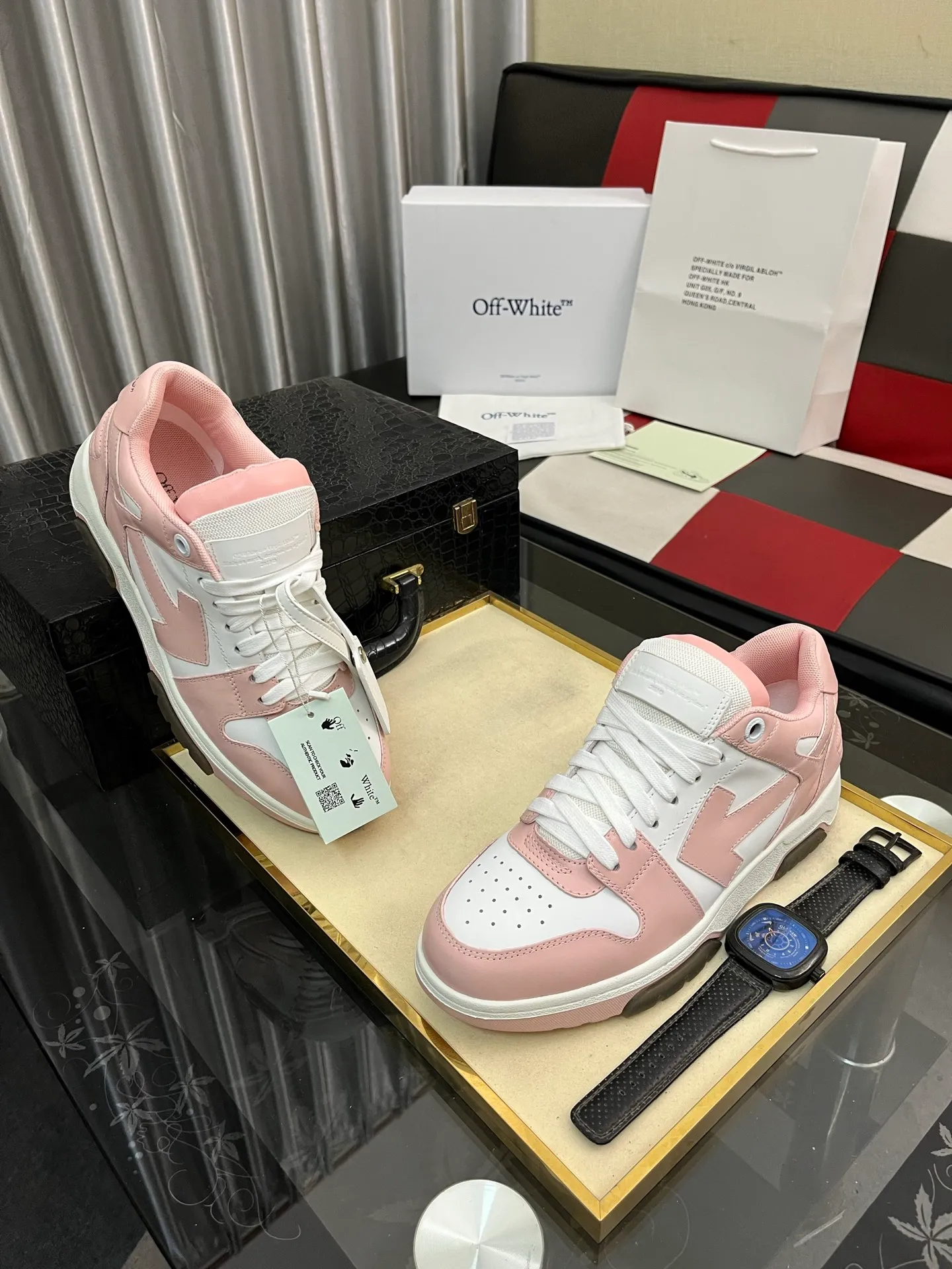 Men's shoes 💰600⌚️⌚️ OFF-White C/O VirGil Abloh fashionable and versatile casual shoes. Exclusive first release of the new model. Made of environmentally friendly cowhide leather and mesh fabric upper material. The insole is embedded with foam cushioning EVA material. The correct midsole is equipped with EVA lightweight cushioning. External tooth nail rubber outsole. The correct accessories can be customized simultaneously. Women's model: 35-40 Men's model: 39-45